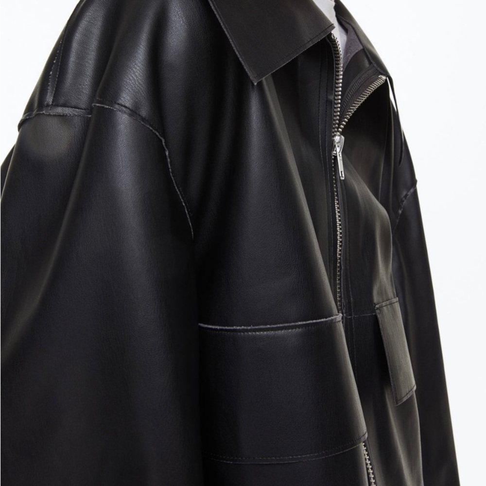 Oversized jacket with raw edges.